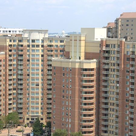 Crystal Quarters Corporate Housing At The Gramercy Arlington Room photo