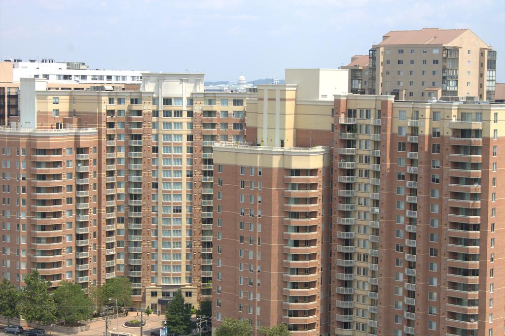 Crystal Quarters Corporate Housing At The Gramercy Arlington Room photo