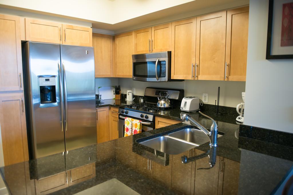 Crystal Quarters Corporate Housing At The Gramercy Arlington Room photo